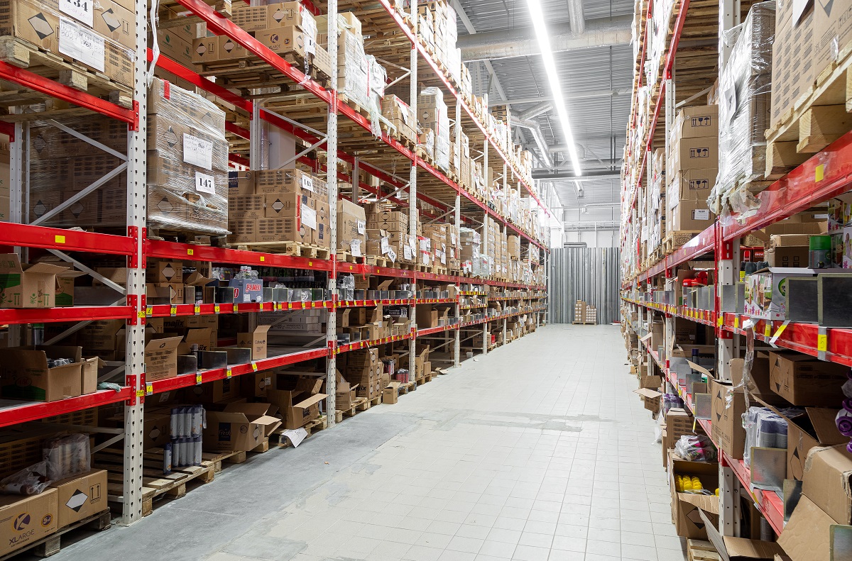 Jakie czynniki wpływają na stabilność konstrukcji obiektów przemysłowych?